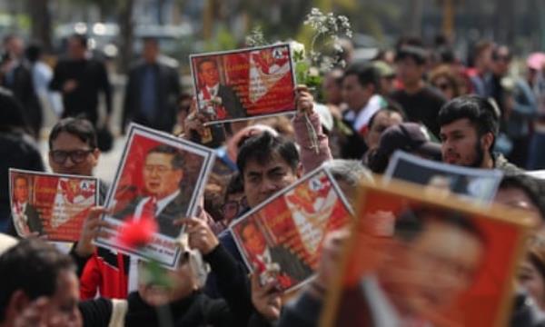 Supporters of tFujimori hold his portrait on 12 September.